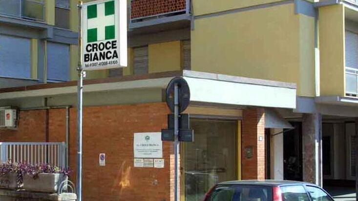 Nella foto accanto gli spazi che ospitano la Croce Bianca in v ia Crispi a Massa