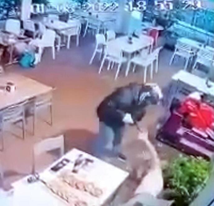 Agguato a Pescara, ancora gravissimo l'ex calciatore viareggino ferito: è piantonato in ospedale 
