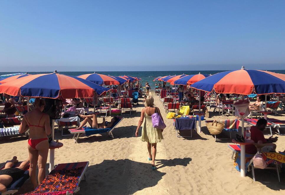 Bagnanti in spiaggia in uno stabilimento balneare di Follonica
