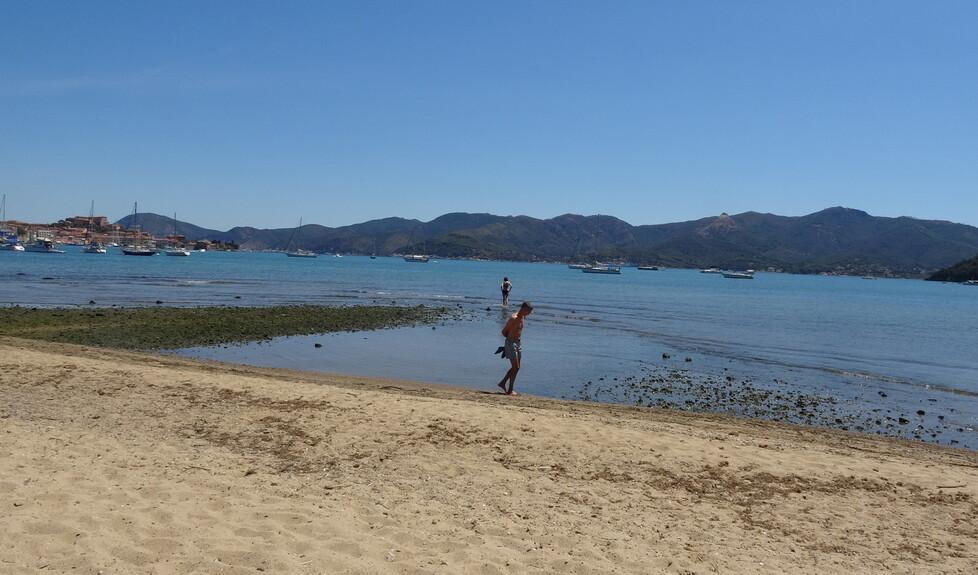 Punta Rena, la denuncia di Carlo Gasparri: «Stop ai bagni dei bambini nell’acqua del depuratore» 