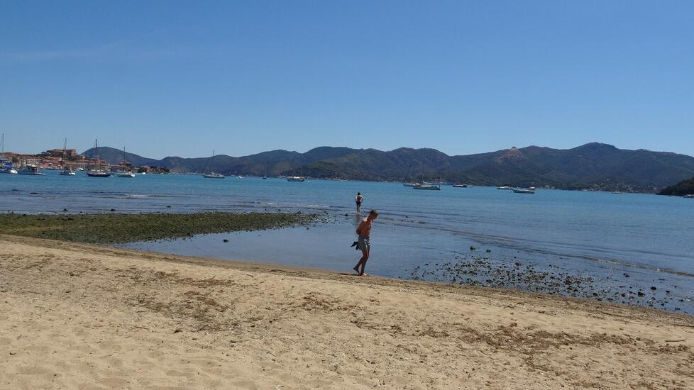 Punta Rena, la denuncia di Carlo Gasparri: «Stop ai bagni dei bambini nell’acqua del depuratore»