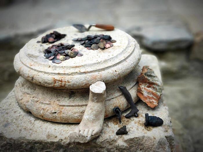 
	Monete, bronzi, altari, il tesoro votivo di San Casciano (foto Ansa)

