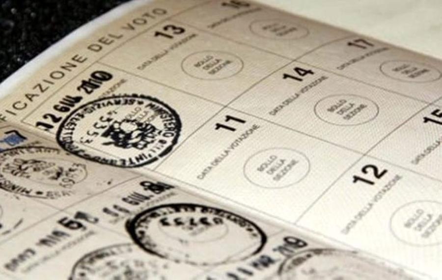 
	Una tessera elettorale: i Comuni in vista del voto del 25 settebre invitano a controllare e se occorre richiederne una nuova agli uffici comunali

