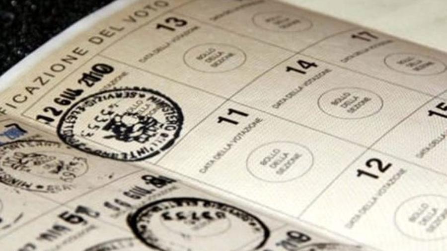 Una tessera elettorale: i Comuni in vista del voto del 25 settebre invitano a controllare e se occorre richiederne una nuova agli uffici comunali