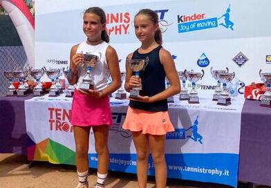 A destra nella foto Lara De Pellegrin tra le migliori tenniste del circuito nazionale under 10