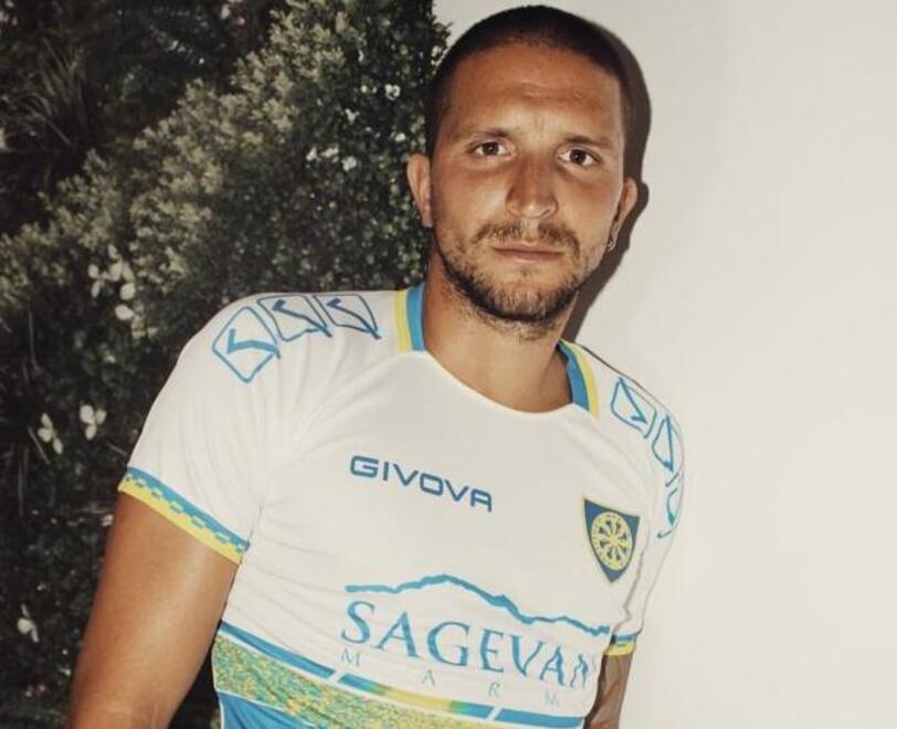L’ultimo acquisto Simone Della Latta con la maglia da trasferta