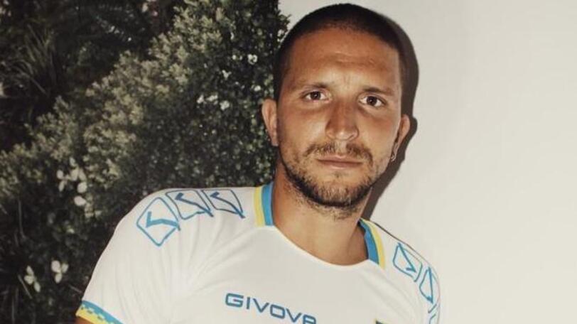 L’ultimo acquisto Simone Della Latta con la maglia da trasferta