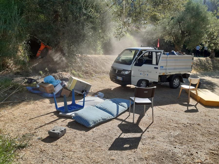 
	La rimozione delle masserizie dai giardini della Sacra Famiglia

