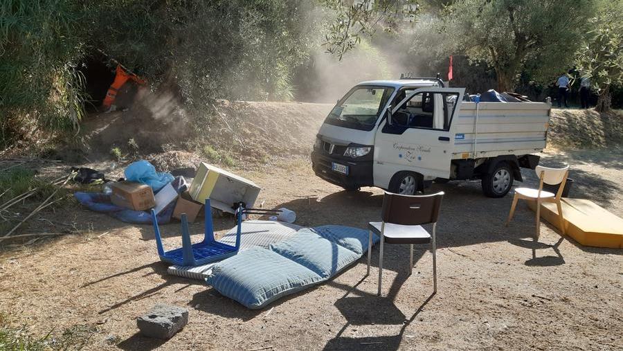 La rimozione delle masserizie dai giardini della Sacra Famiglia