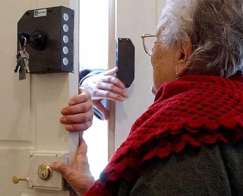 Fingono una fuga di gas per truffare due anziane