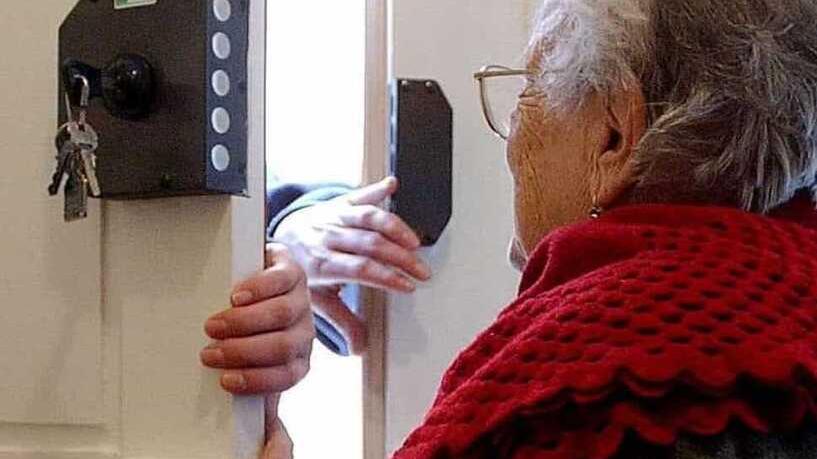 Fingono una fuga di gas per truffare due anziane