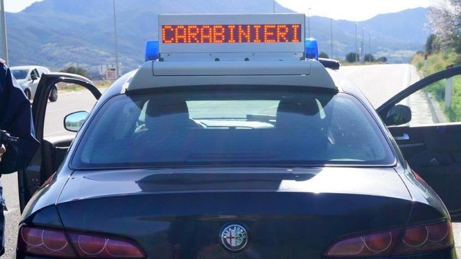 Ubriaco e in contromano sulla 131: bloccato dai carabinieri