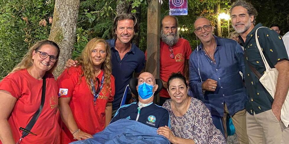 Pietrasanta, malato di Sla realizza il suo sogno: vedere lo show “Mamma mia!” 