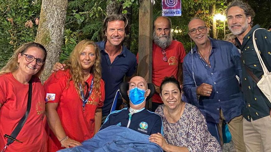 Pietrasanta, malato di Sla realizza il suo sogno: vedere lo show “Mamma mia!”