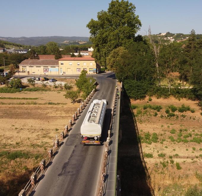 l ponte della strada regionale 429 nel comune di Certaldo che ha urgente bisogno della sostituzione dei giunti: per questo è stato deciso di sospendere la circolazione dei mezzi pesanti provocando le proteste di Assotir