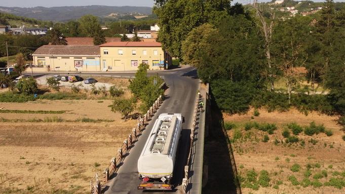 l ponte della strada regionale 429 nel comune di Certaldo che ha urgente bisogno della sostituzione dei giunti: per questo è stato deciso di sospendere la circolazione dei mezzi pesanti provocando le proteste di Assotir