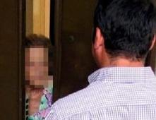 «Sono amico di suo figlio». E le rovistano la camera 