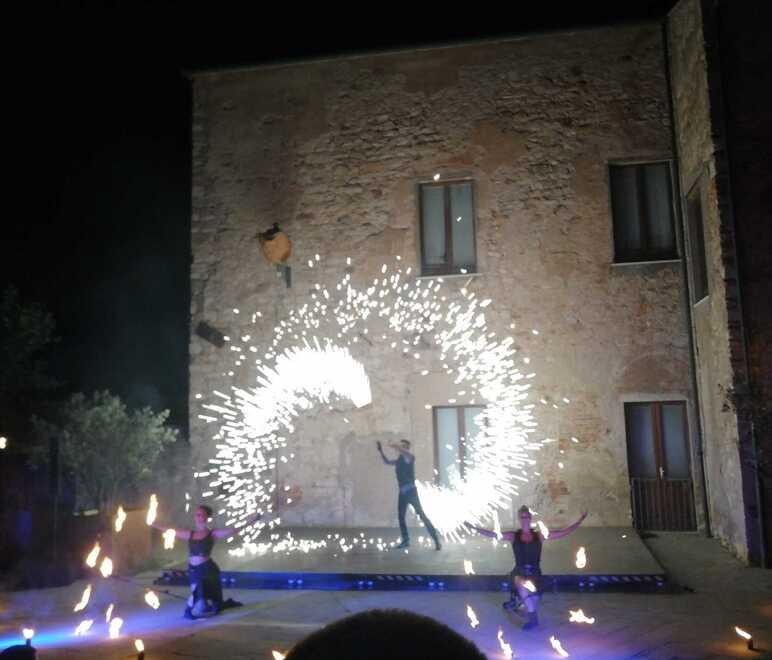 Lo spettacolo con i giochi col fuoco andato in scena in piazza D’Annunzio il 23 e 24 luglio