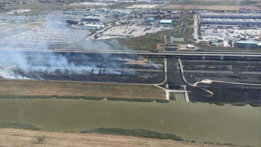 Ancora fiamme in zona Interporto, di nuovo chiuso un tratto della Fi-Pi-Li