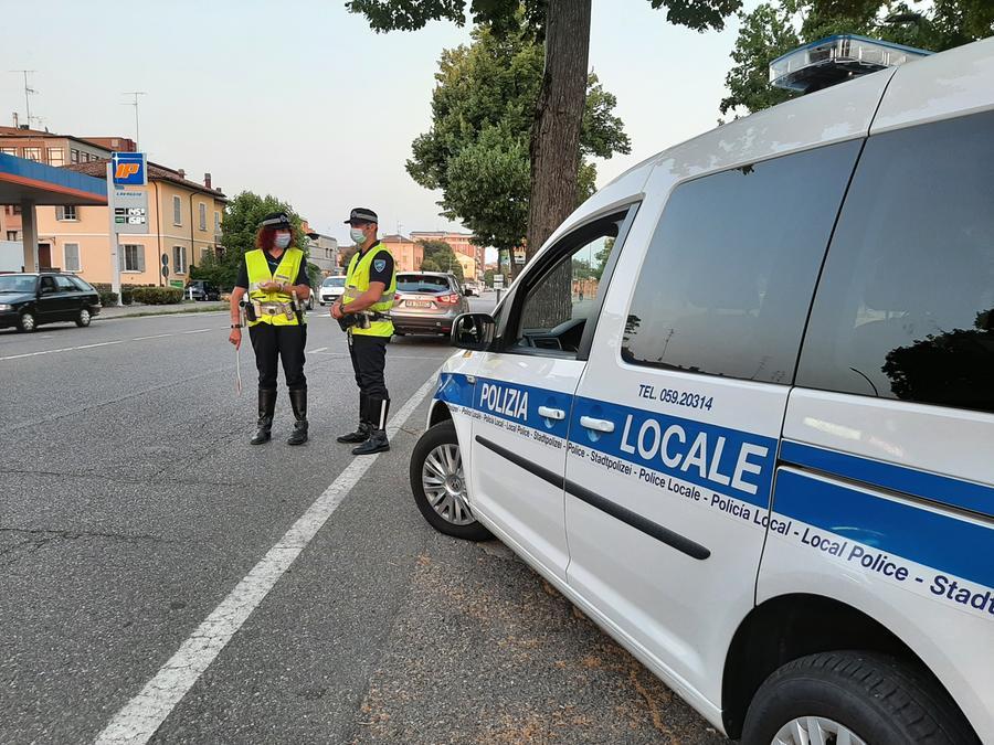 
	Una pattuglia della Polizia Locale di Modena in azione

