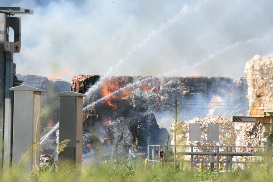 Porcari, di nuovo a fuoco la carta sul piazzale della Ds Smith. Incendio sotto controllo – Video