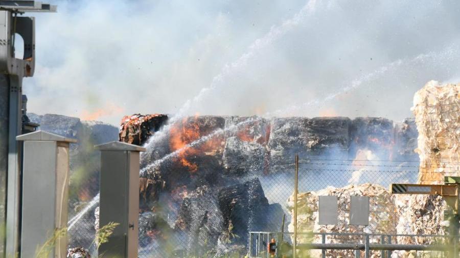 Porcari, di nuovo a fuoco la carta sul piazzale della Ds Smith. Incendio sotto controllo – Video