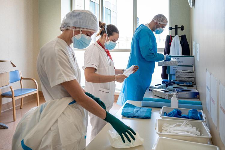 
	Infermieri e medici al lavoro in ospedale

