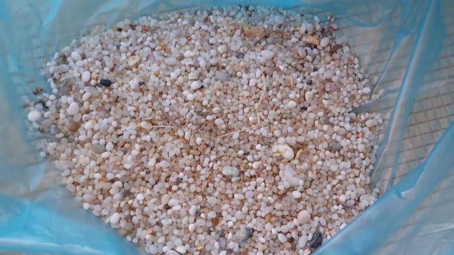 Sabbia recuperata dagli operatori all'interno dell'Amp