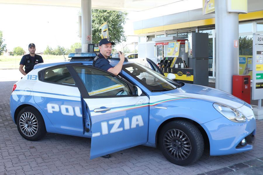 Tenta truffa dello specchietto a un 80enne in Jaguar