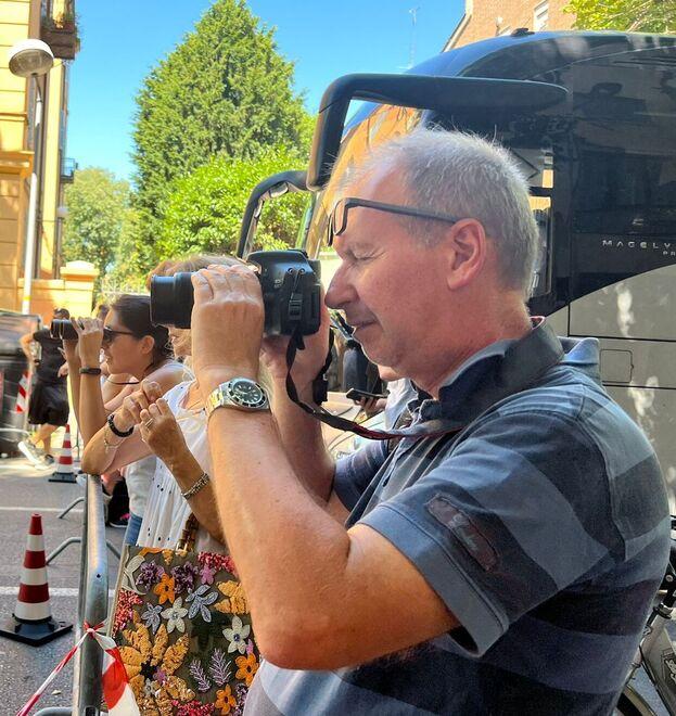 Modena, in largo Garibaldi fan appostati fin dall’alba «La Ferrari è un mito» 