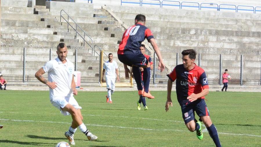 Un' azione di gioco di Torres - Olbia di serie D del maggio 2016, l'ultimo disputato dalle due squadre