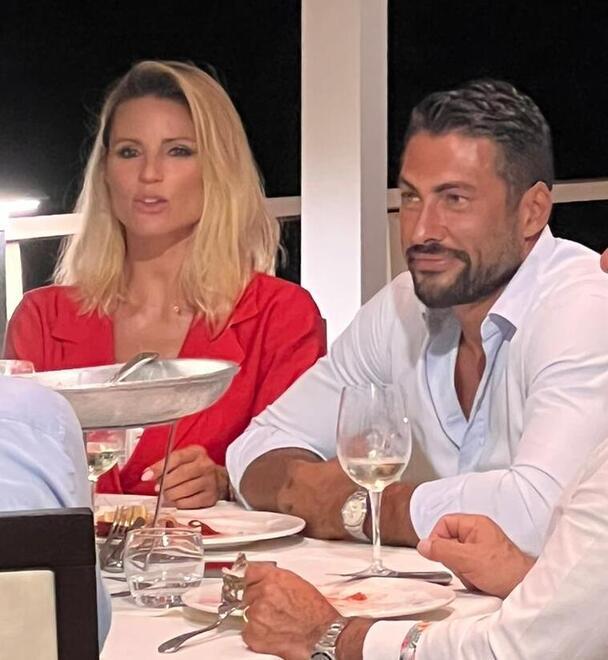 Michelle Hunziker con Giovanni Angiolini al ristorante La Risacca di Marina di Sorso