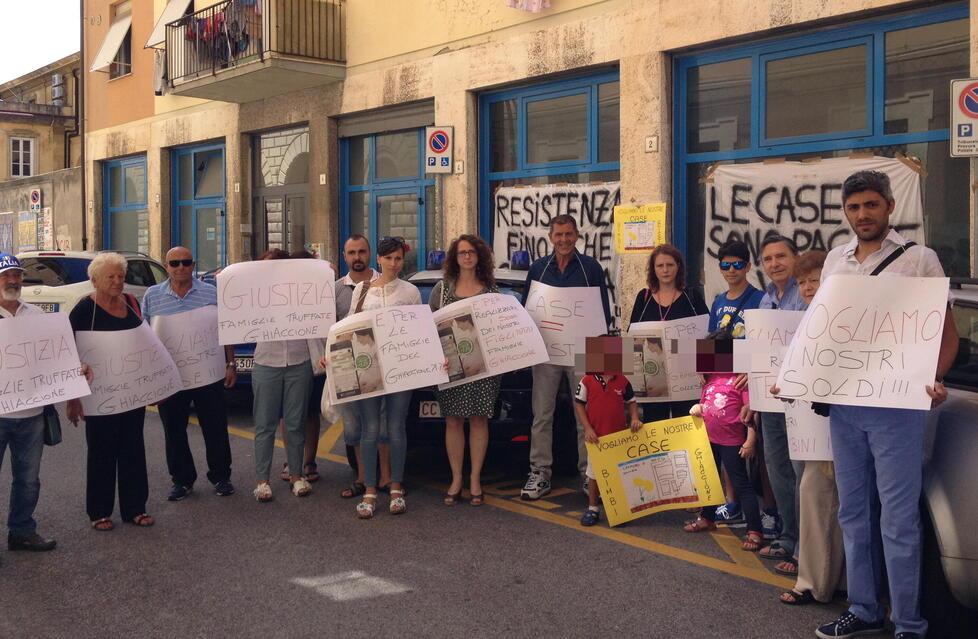 Una delle  manifestazioni organizzate dai truffati del complesso Ghiaccione di Collesalvetti fuori dal tribunale penale di via Falcone e Borsellino