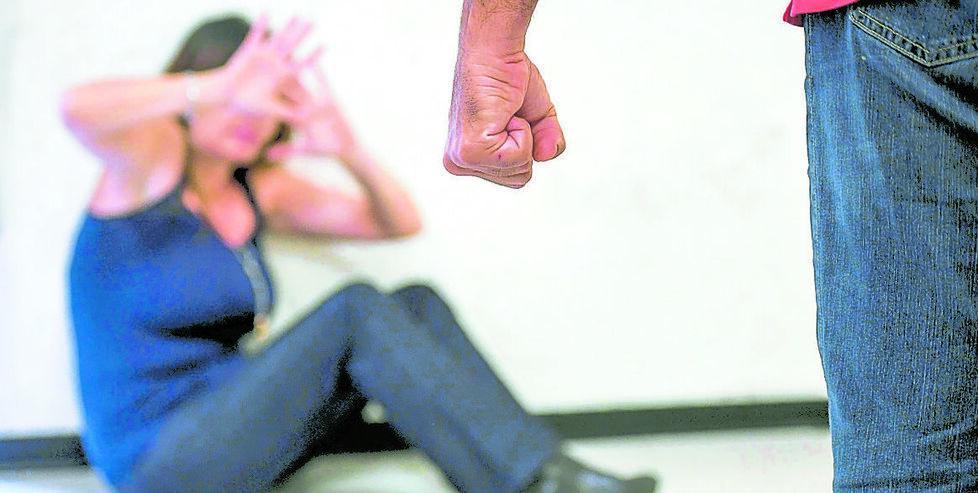 Una foto di violenza su una donna (foto d'archivio)