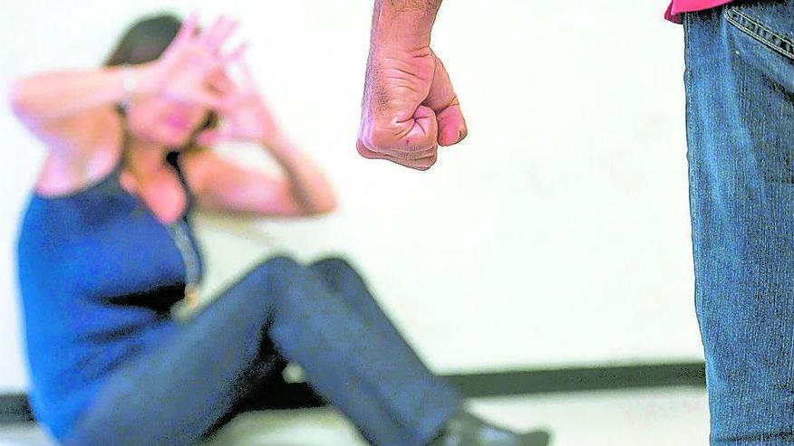 Una foto di violenza su una donna (foto d'archivio)
