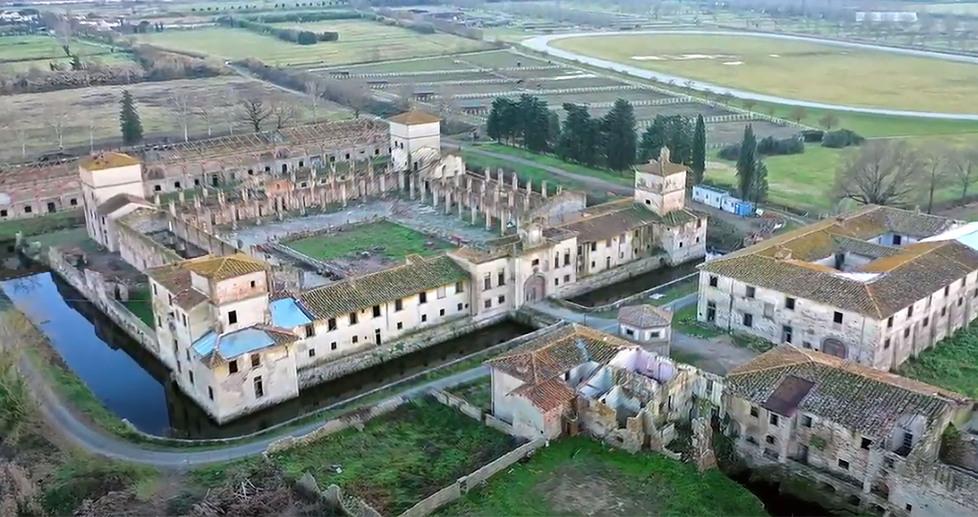 Una veduta dall’alto della fattoria medicea delle Cascine di Tavola