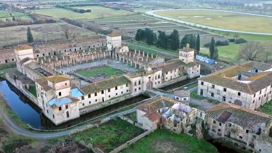 Una veduta dall’alto della fattoria medicea delle Cascine di Tavola