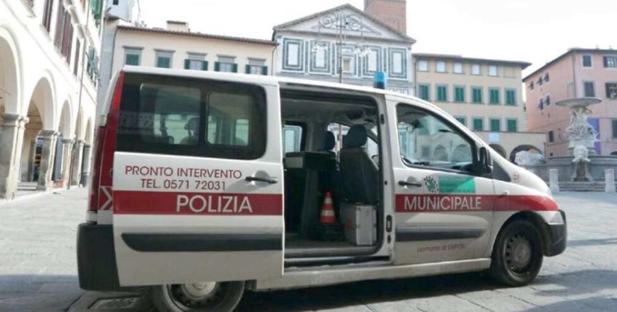 
	Un'auto della polizia municipale

