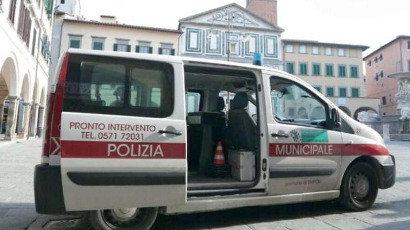 Un'auto della polizia municipale