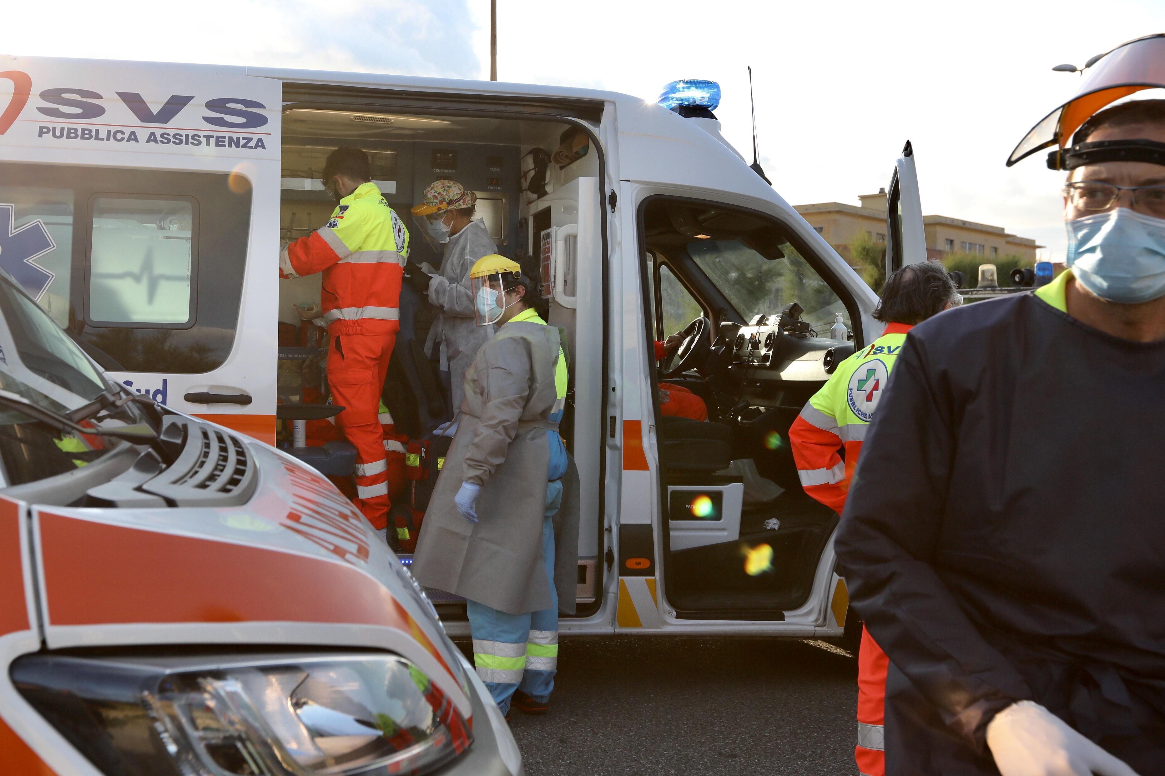 Un'ambulanza della Svs con i volontari e il medico del 118 (foto d'archivio)