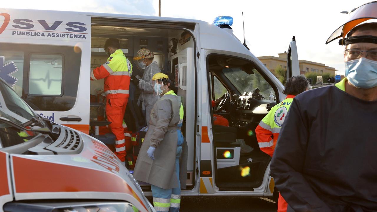 Un'ambulanza della Svs con i volontari e il medico del 118 (foto d'archivio)