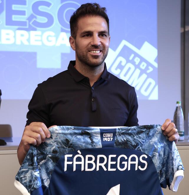 Cesc Fabregas con la maglia del Como. Lo spagnolo è uno dei big stranieri sbarcati in Serie B
