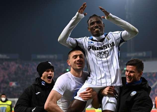 Moustapha Elhadji Cissé portato in trionfo dai suoi compagni dell’Atalanta