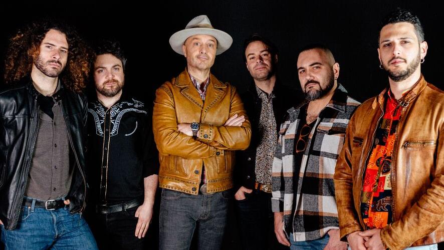 Nella foto in alto Joe Bastianich & La Terza Classe tornano domani in Toscana. Saranno a Pisa, sul palco dell’Eliopoli Summer di Calambrone