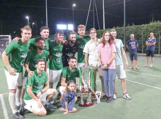 
	La squadra del Real Sobriet&agrave; con la coppa

