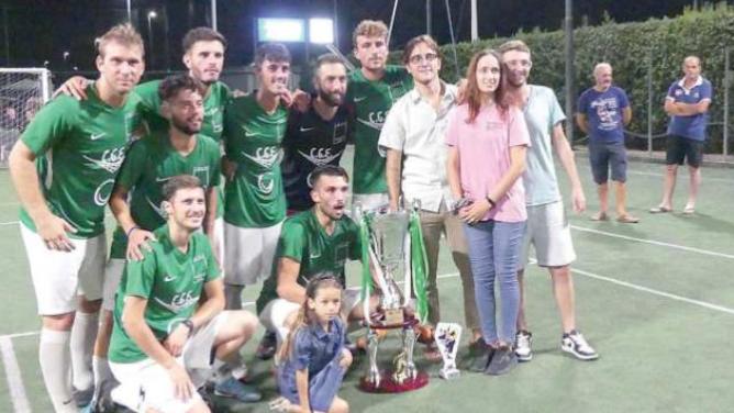 La squadra del Real Sobrietà con la coppa