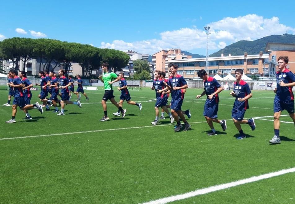 La squadra alla Covetta di Avenza, al centro sportivo “Paolo Deste” quartier generale dei rossoblù