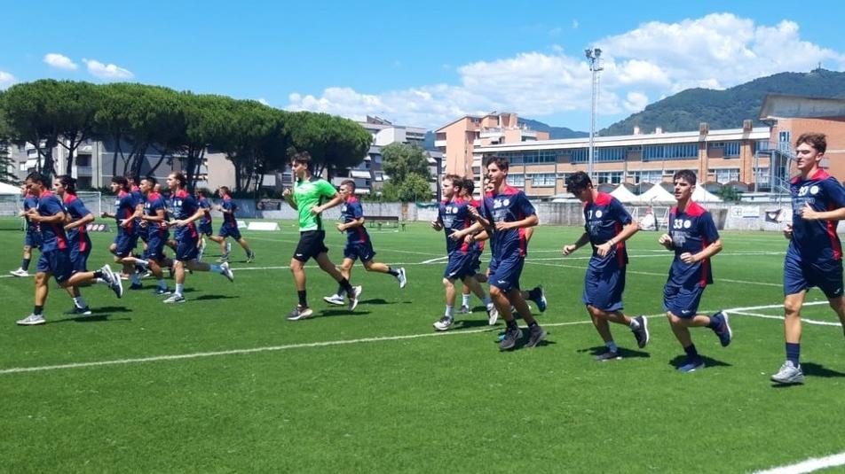 La squadra alla Covetta di Avenza, al centro sportivo “Paolo Deste” quartier generale dei rossoblù