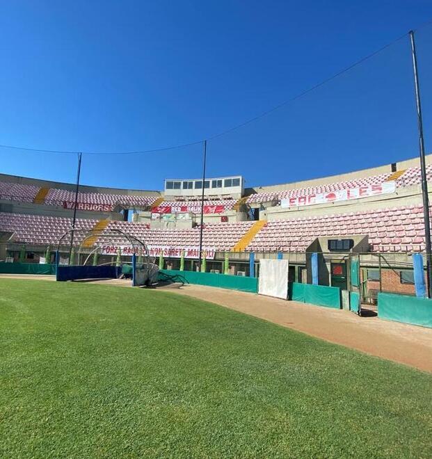 Lo stadio Jannella addobbato con gli striscioni degli storici gruppi organizzati di tifosi