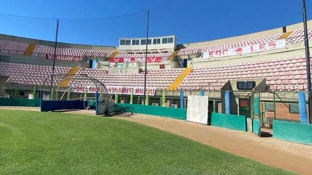 Lo stadio Jannella addobbato con gli striscioni degli storici gruppi organizzati di tifosi